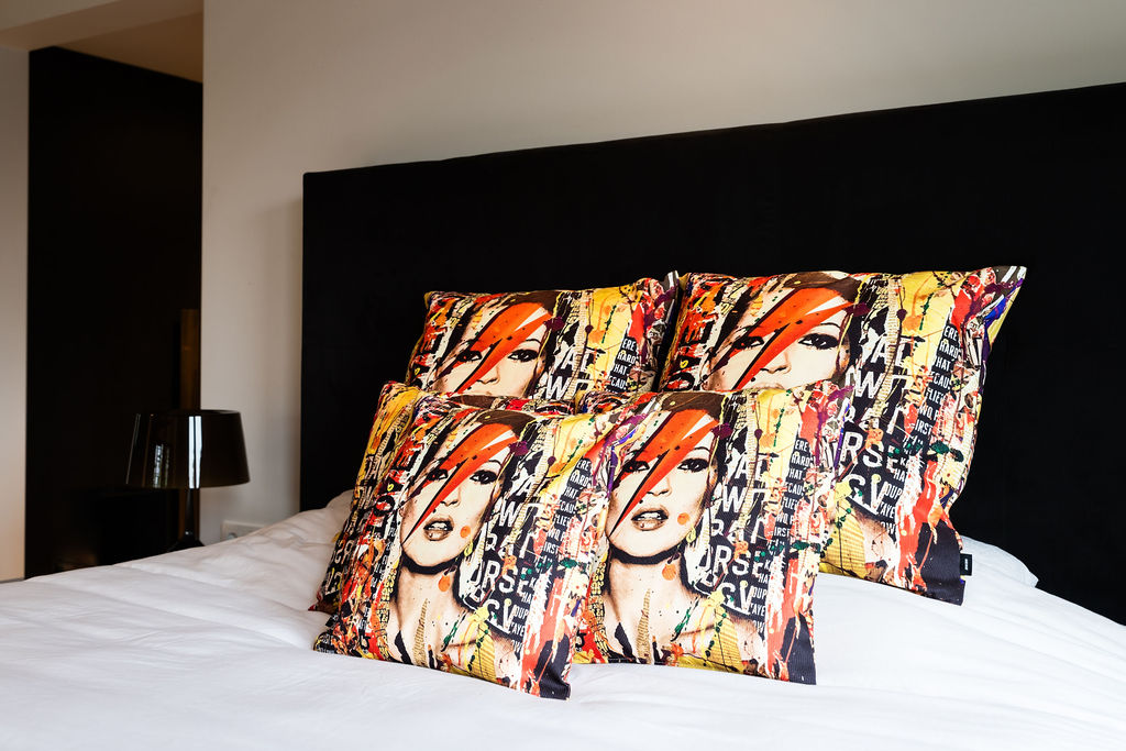 Exclusieve sierkussens op bed
