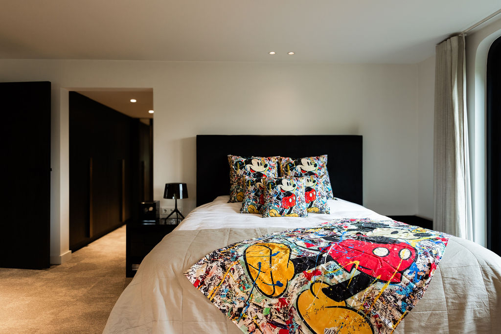 luxe designer sierkussens op bed