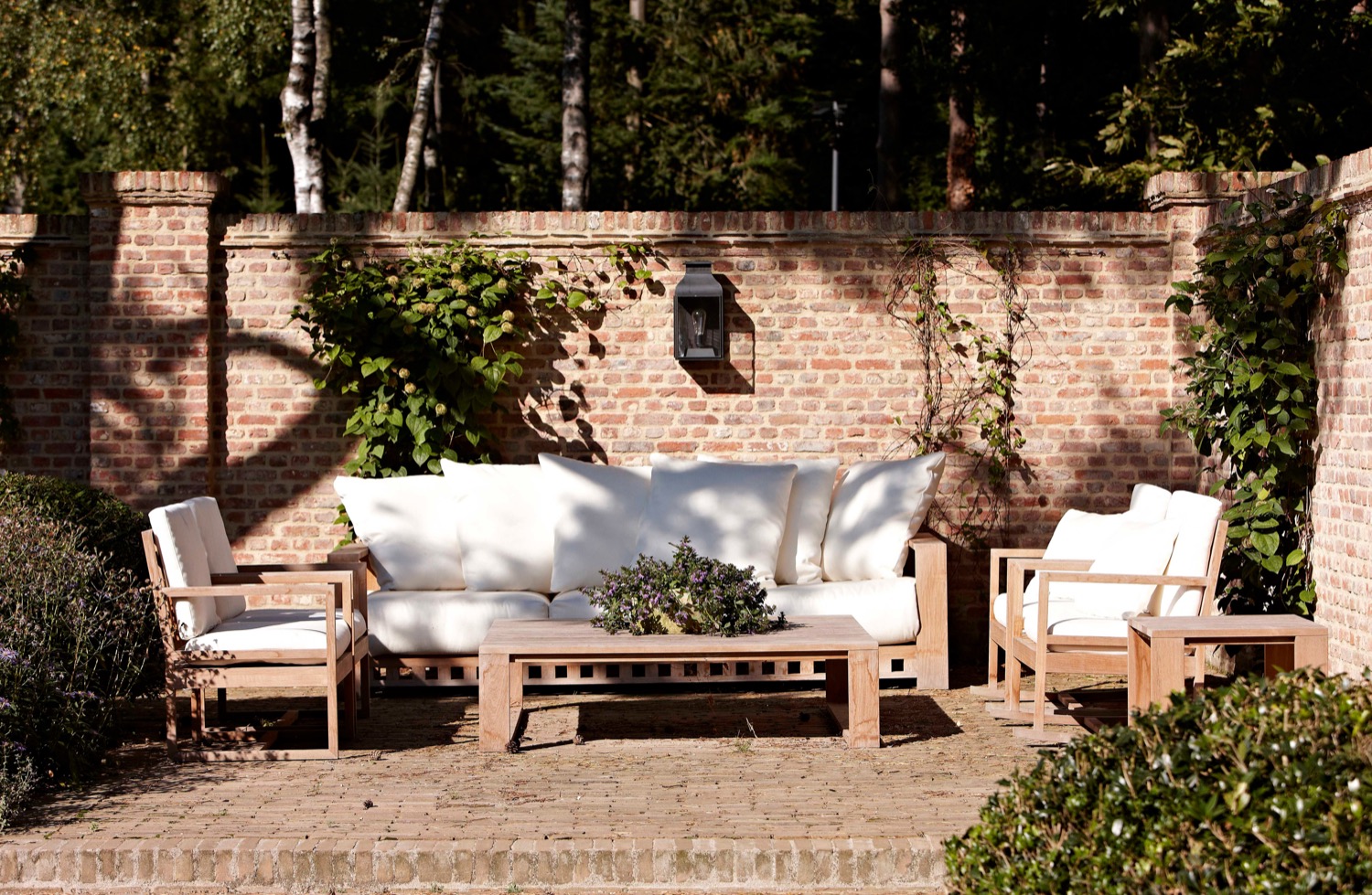 terras met tuinmeubels