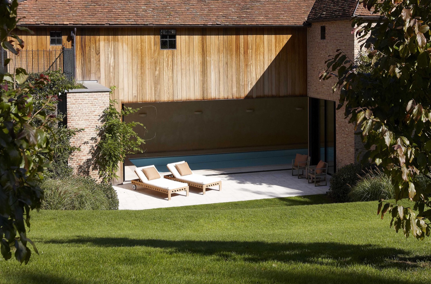terras met ligstoelen