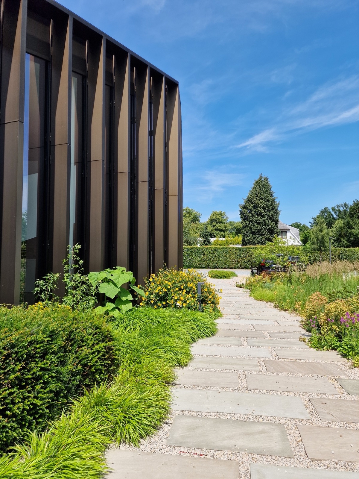 bedrijfspand met luxe tuin