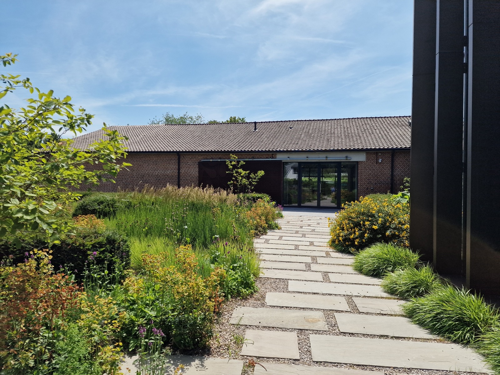 tuin design bij bedrijfspand