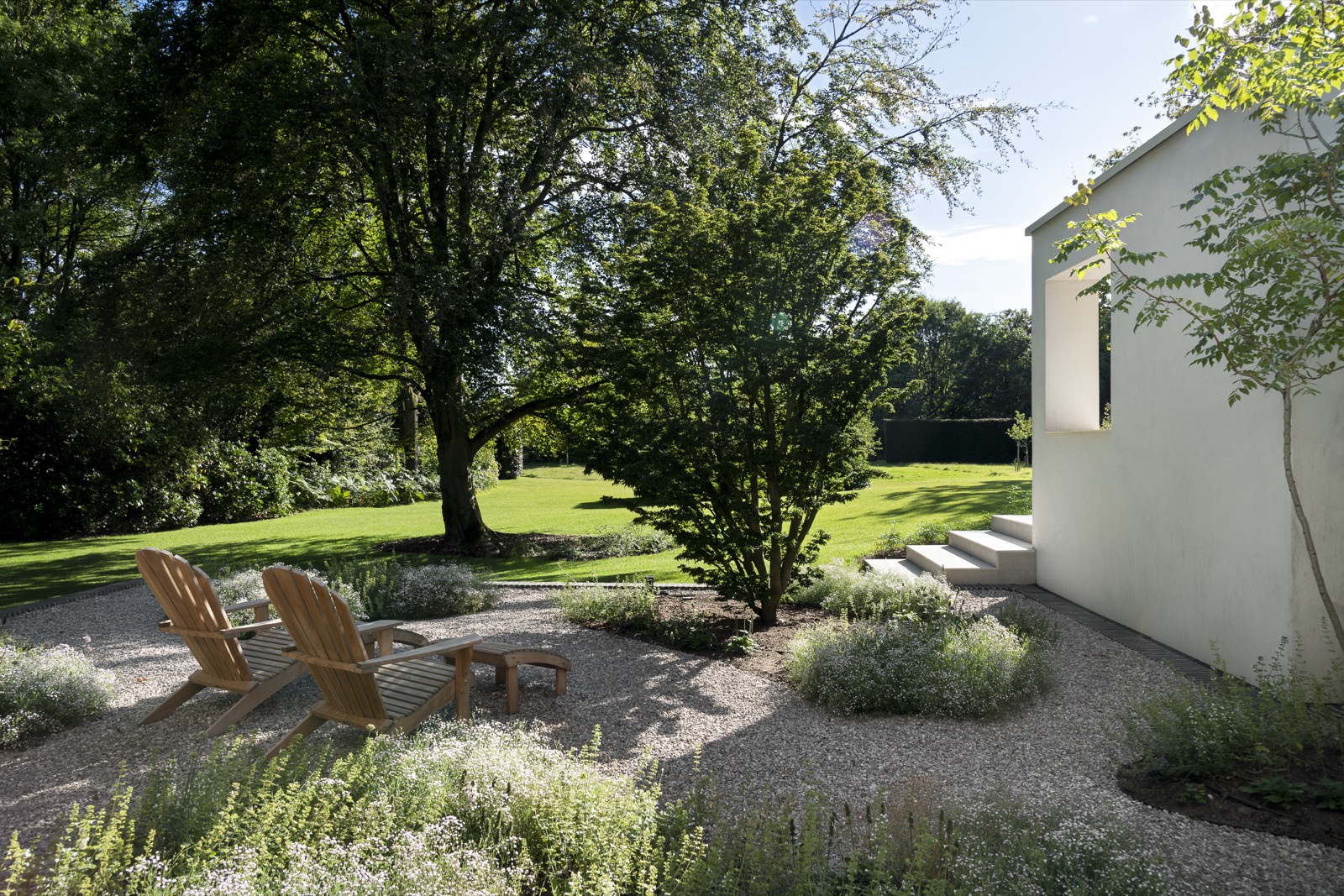 luxe tuin met beplanting