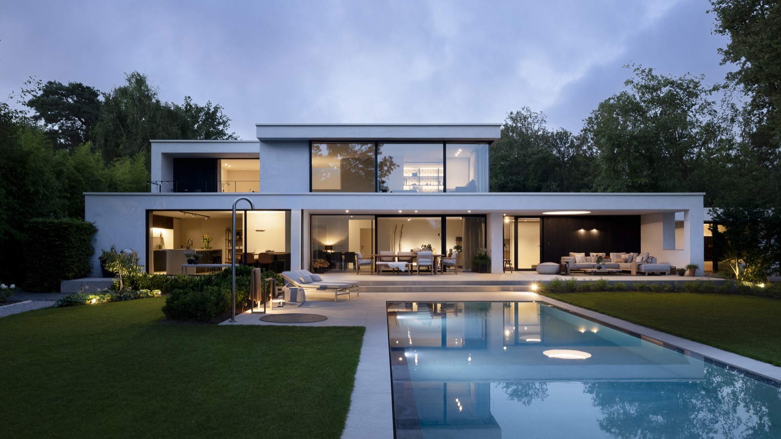 villa met design tuin met zwembad