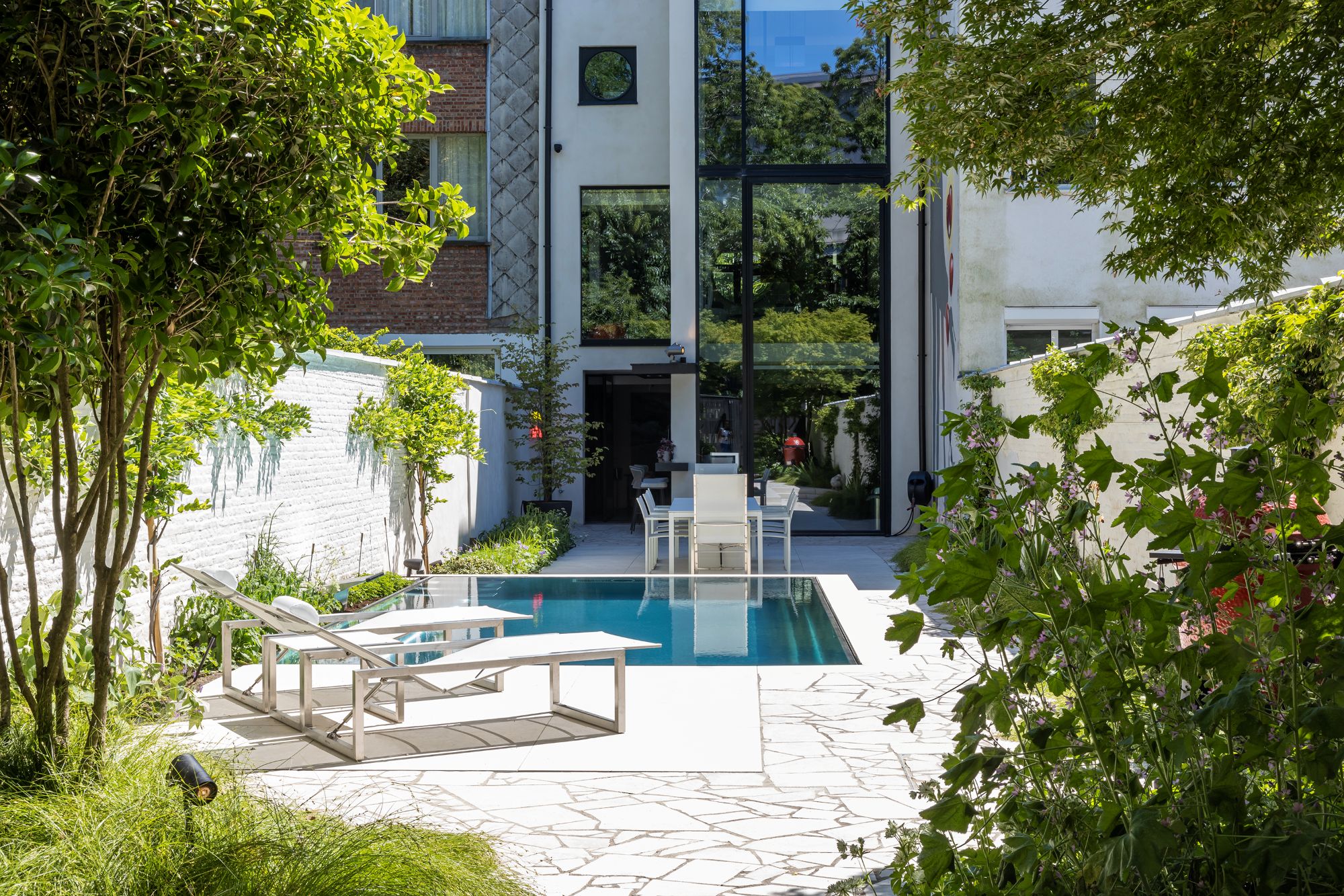 luxe tuin met zwembad