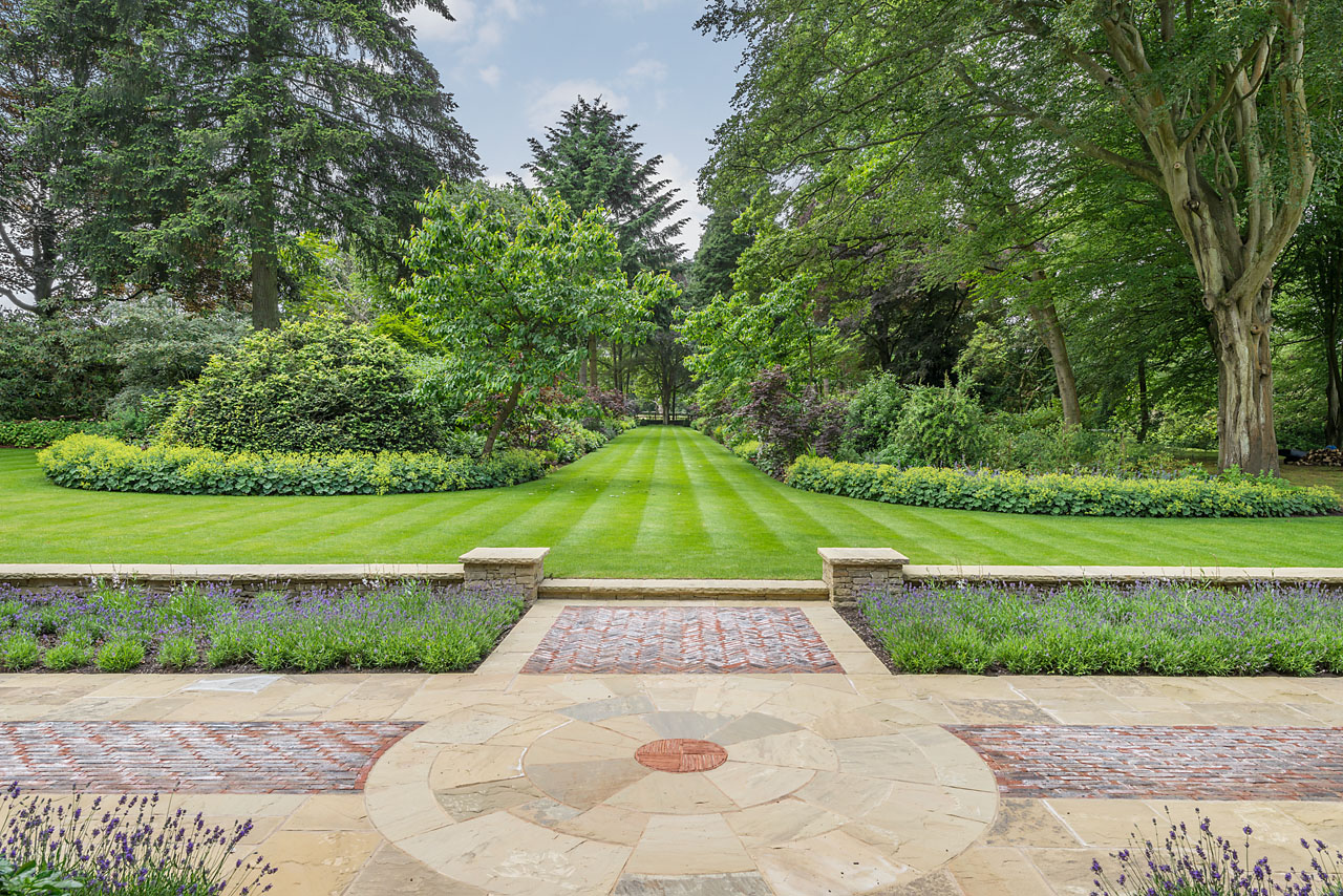 luxe tuin met veel groen