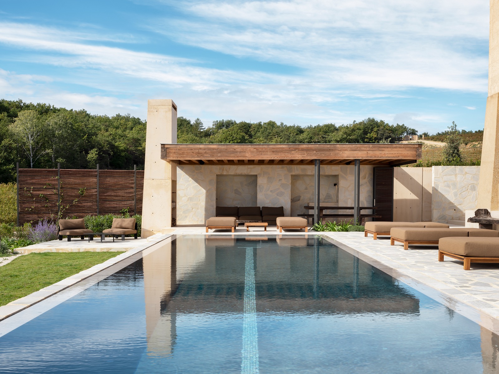 luxe tuin met zwembad en overkapping