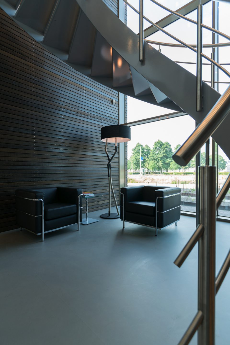 interieur met trap en meubels