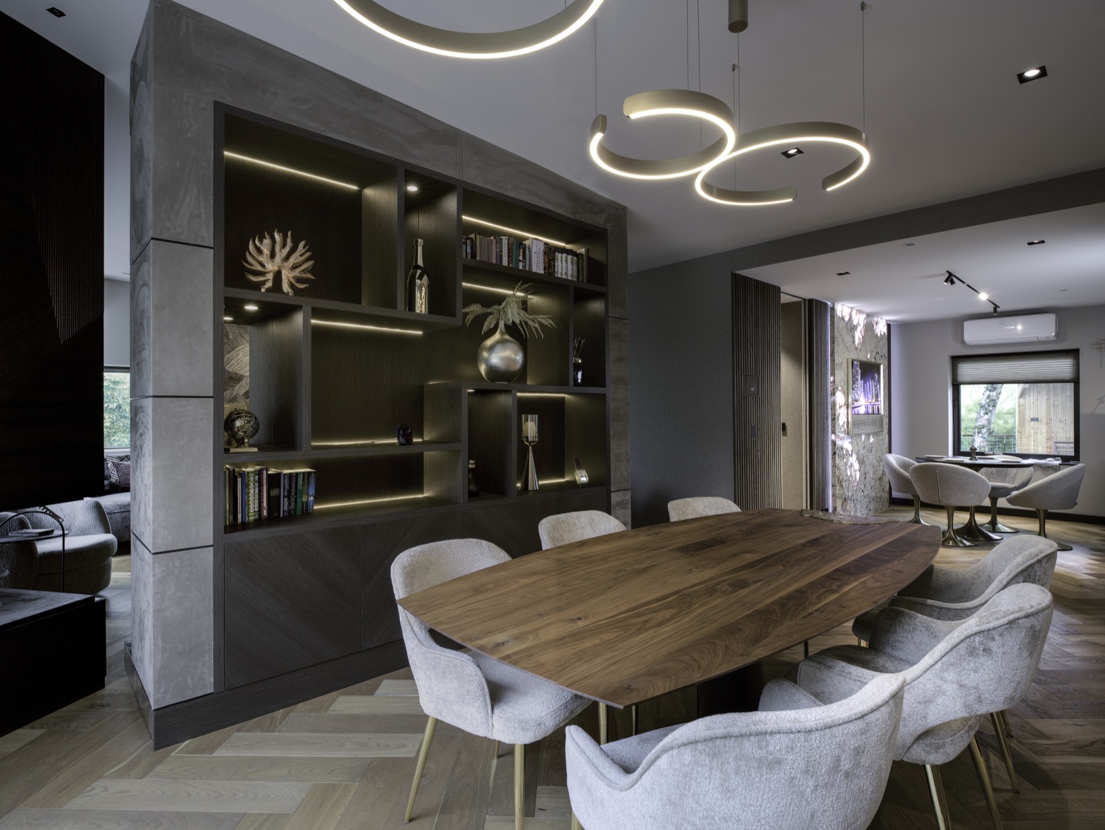 eetkamer met luxe eettafel en stoelen