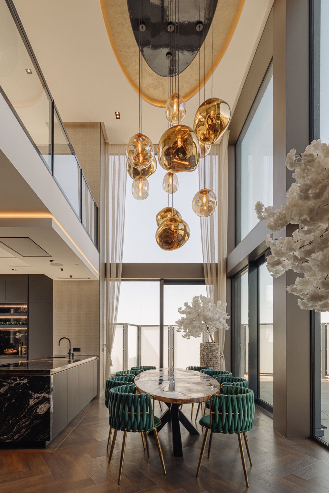 luxe eetkamer met design verlichting