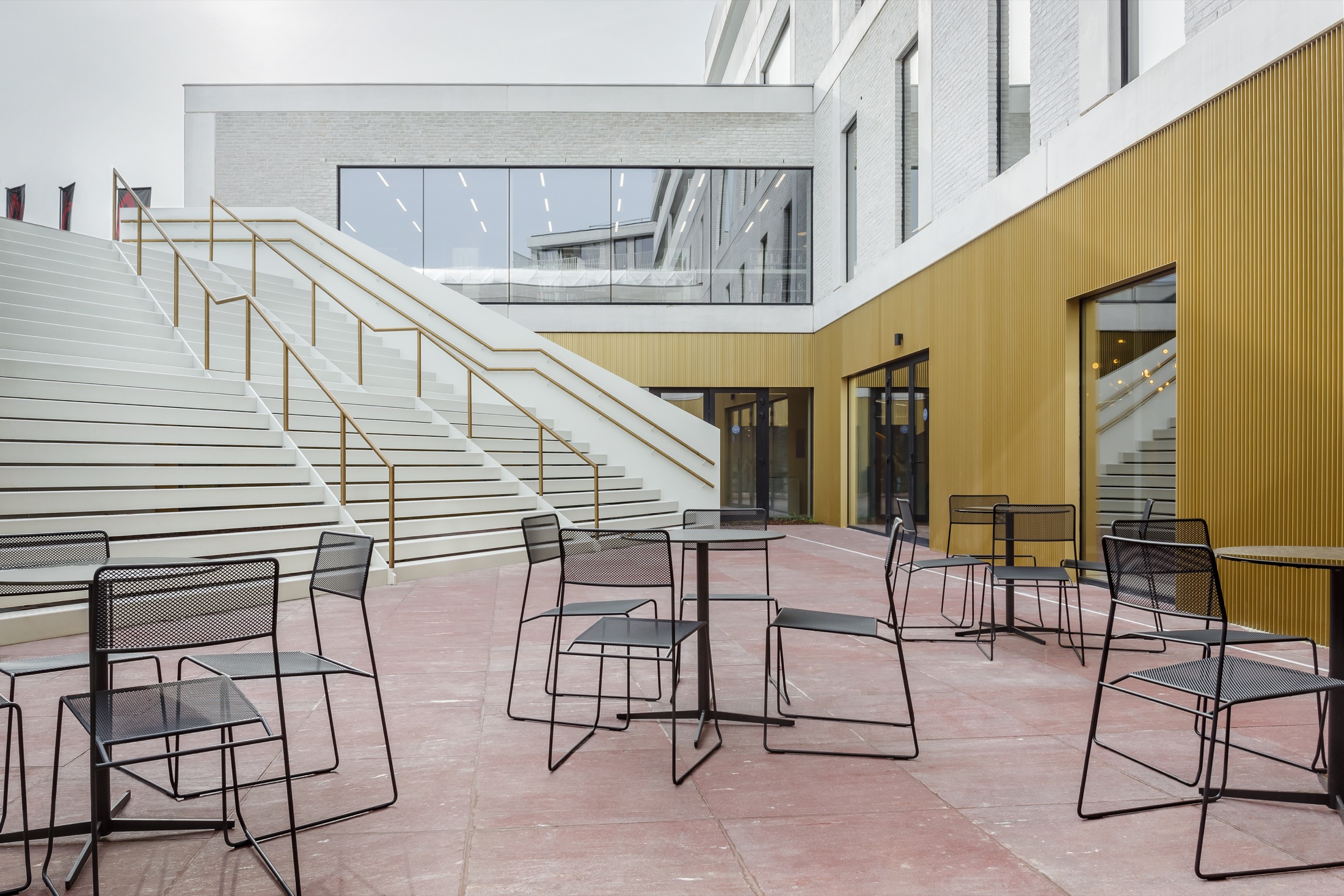 modern bedrijfspand met buitenterras