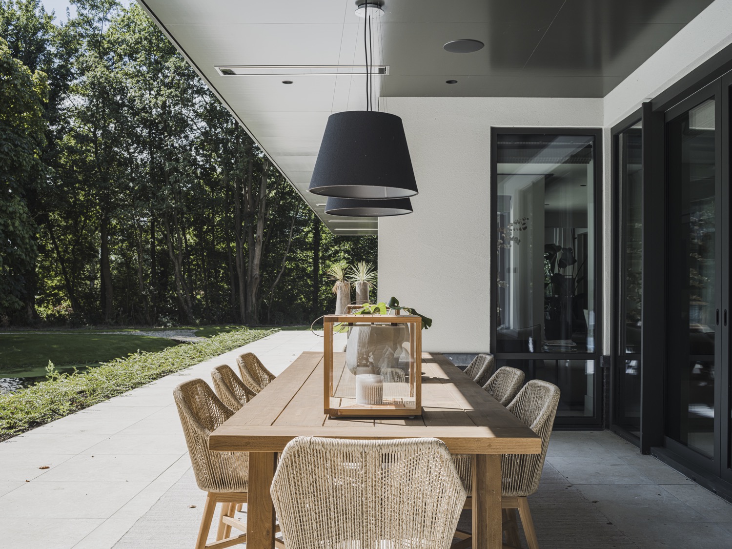 terras met luxe tuinset en buitenspeakers