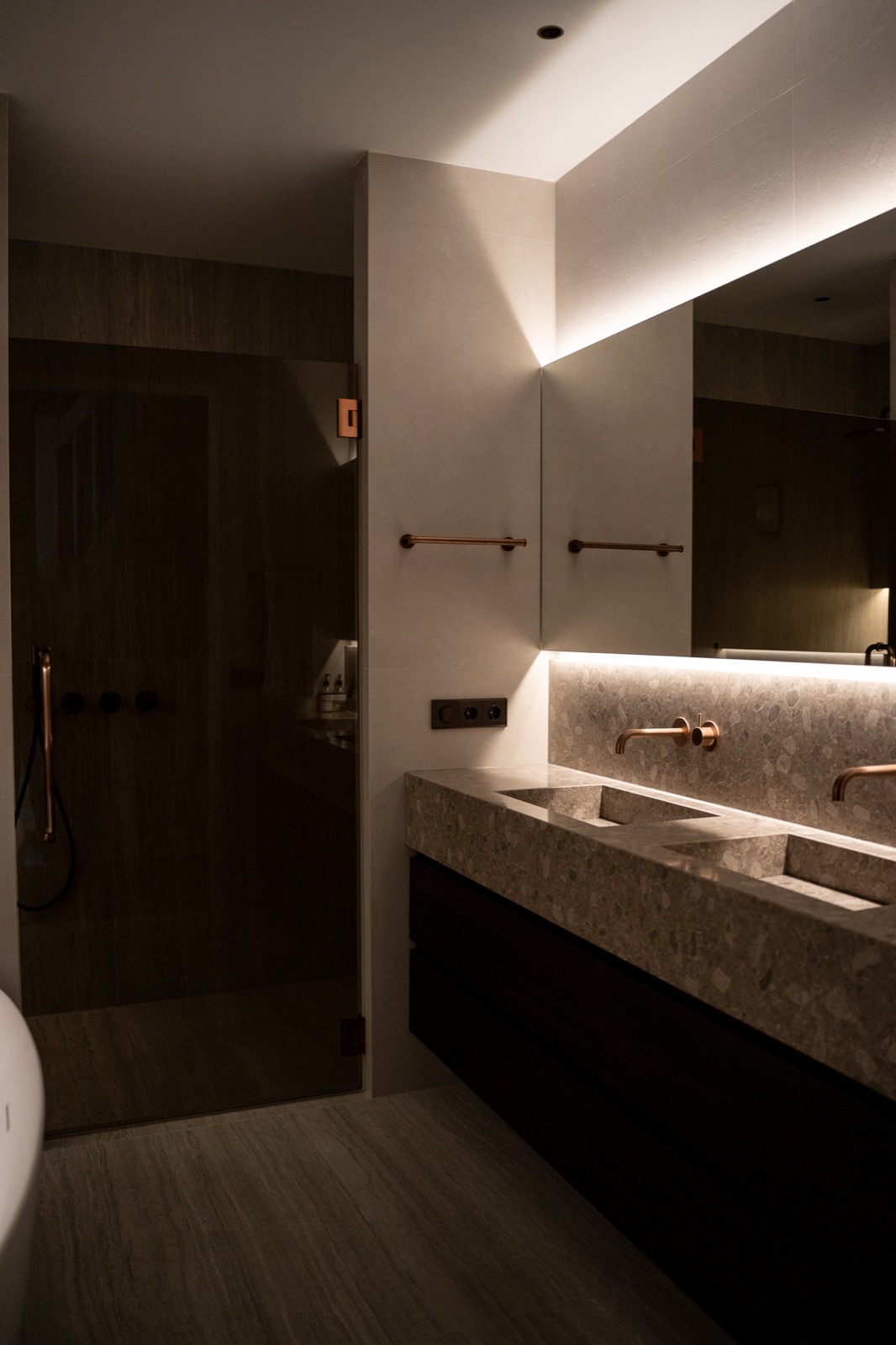 exclusieve badkamer met luxe verlichting