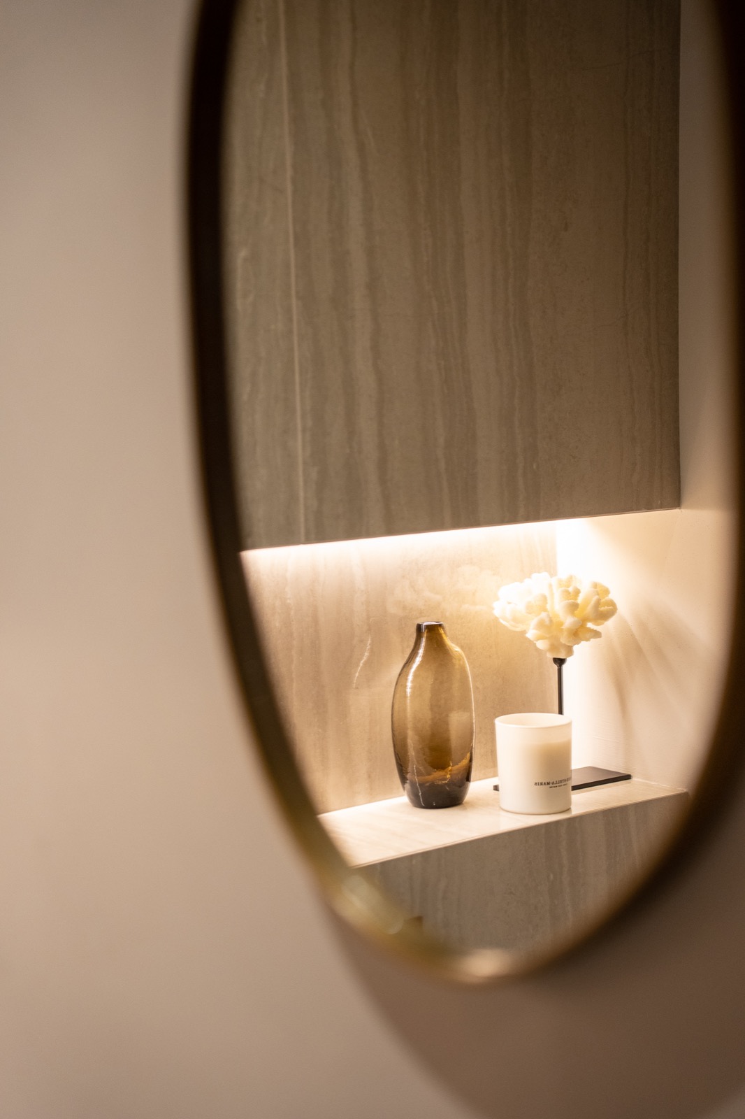 toilet met ovale spiegel