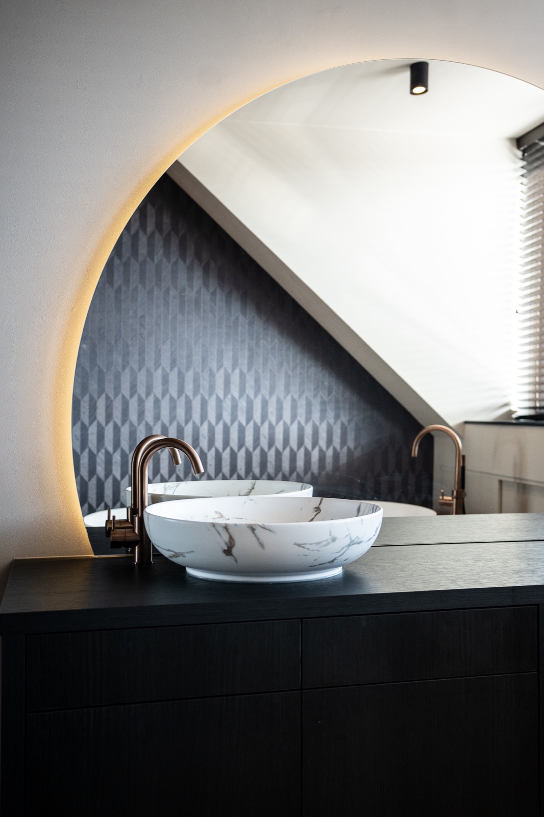 luxe wastafel met ronde spiegel