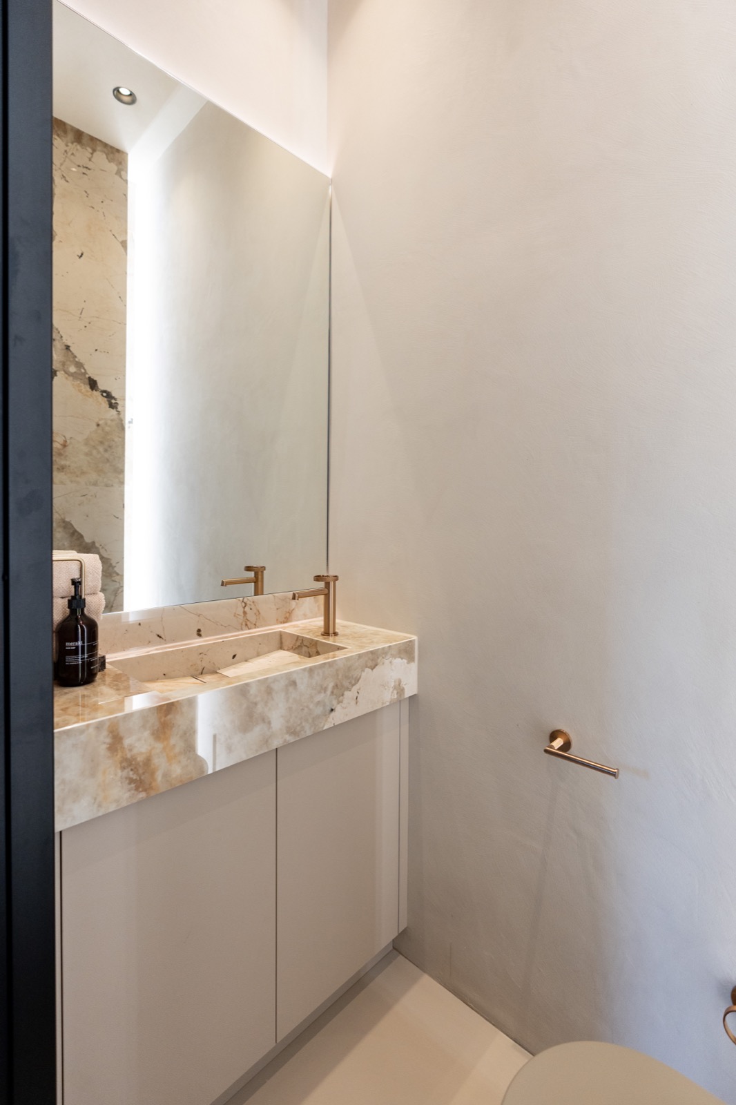 luxe wastafel bij toilet
