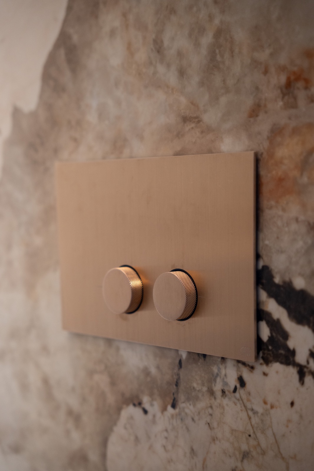 luxe vloer- en wandtegels in badkamer