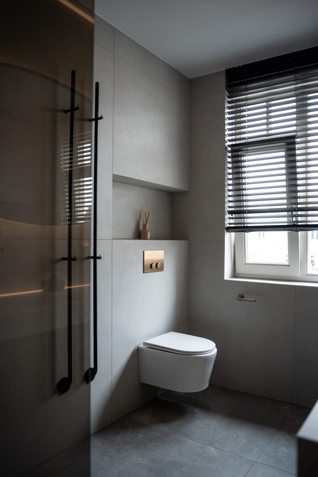 toilet in luxe badkamer