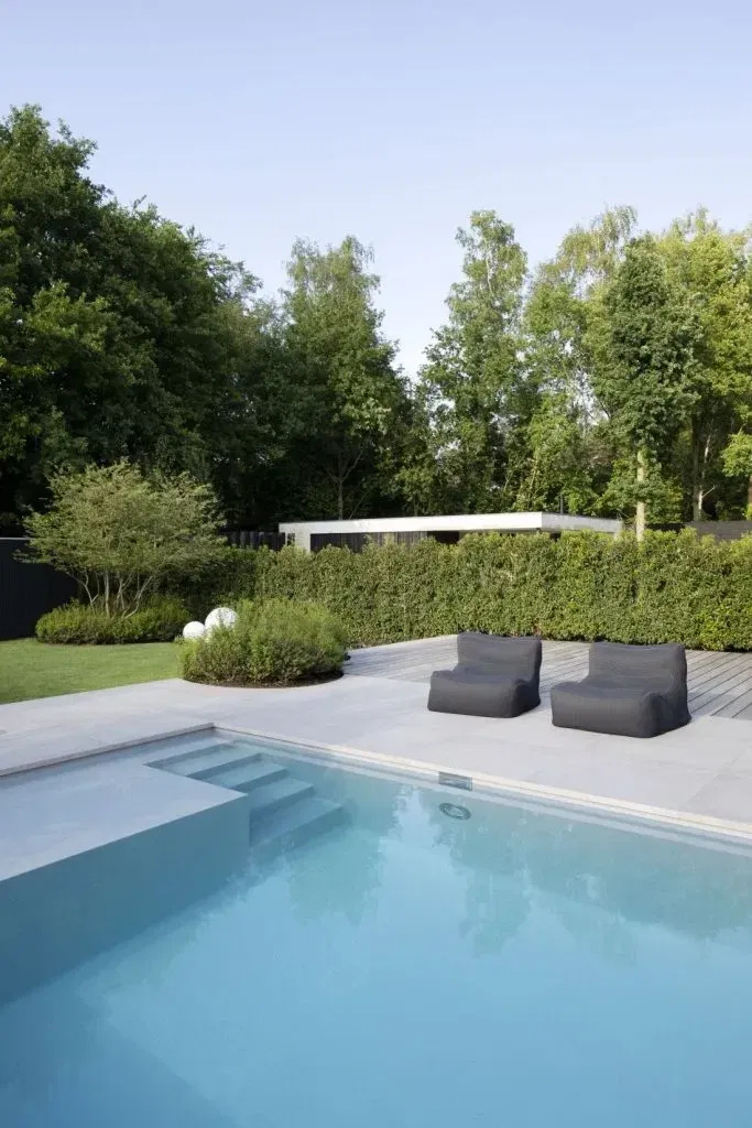 zitzakken bij zwembad