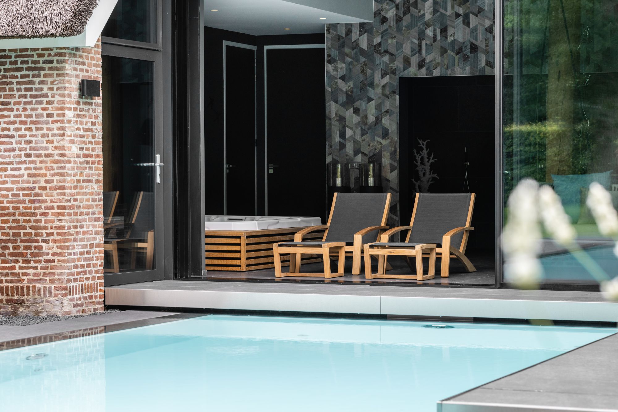 ligstoelen bij zwembad