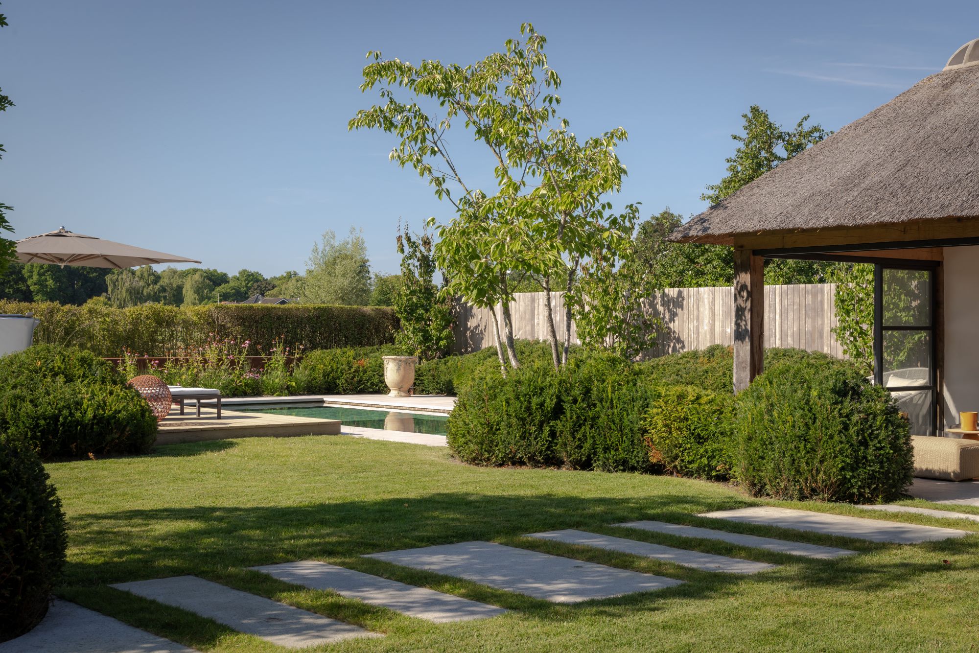 tuin met zwembad
