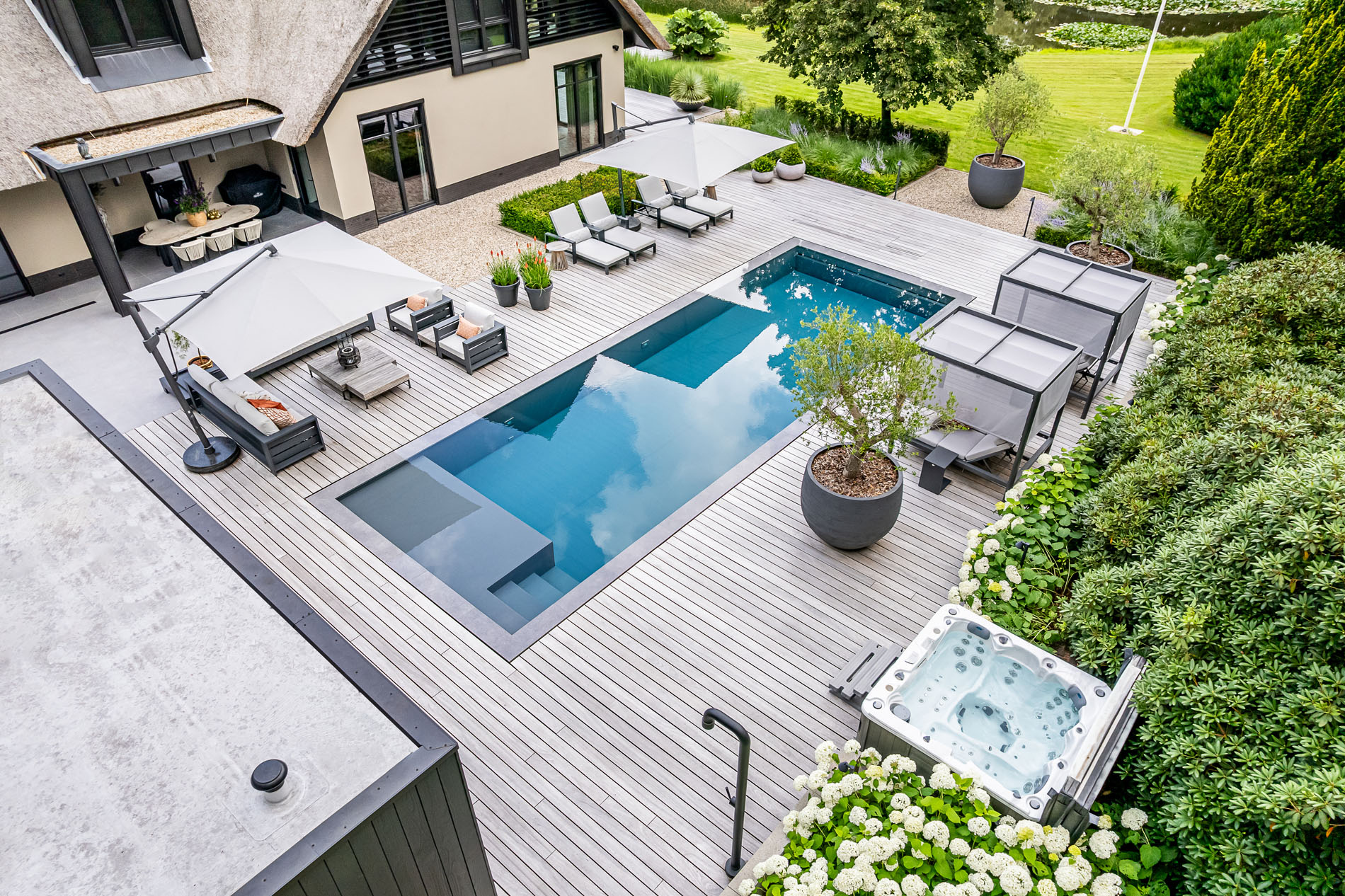 zwembad in tuin