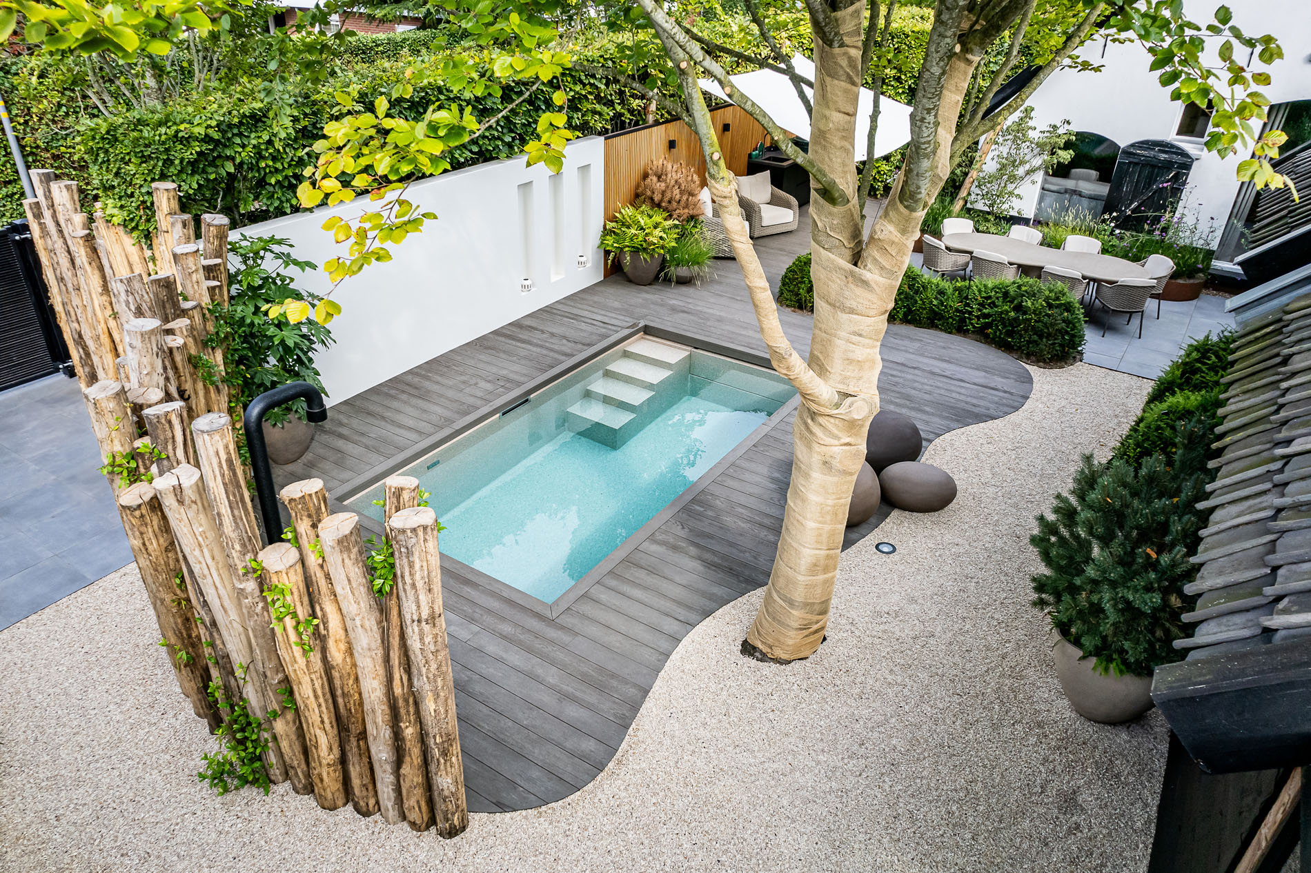 luxe tuin met zwembad