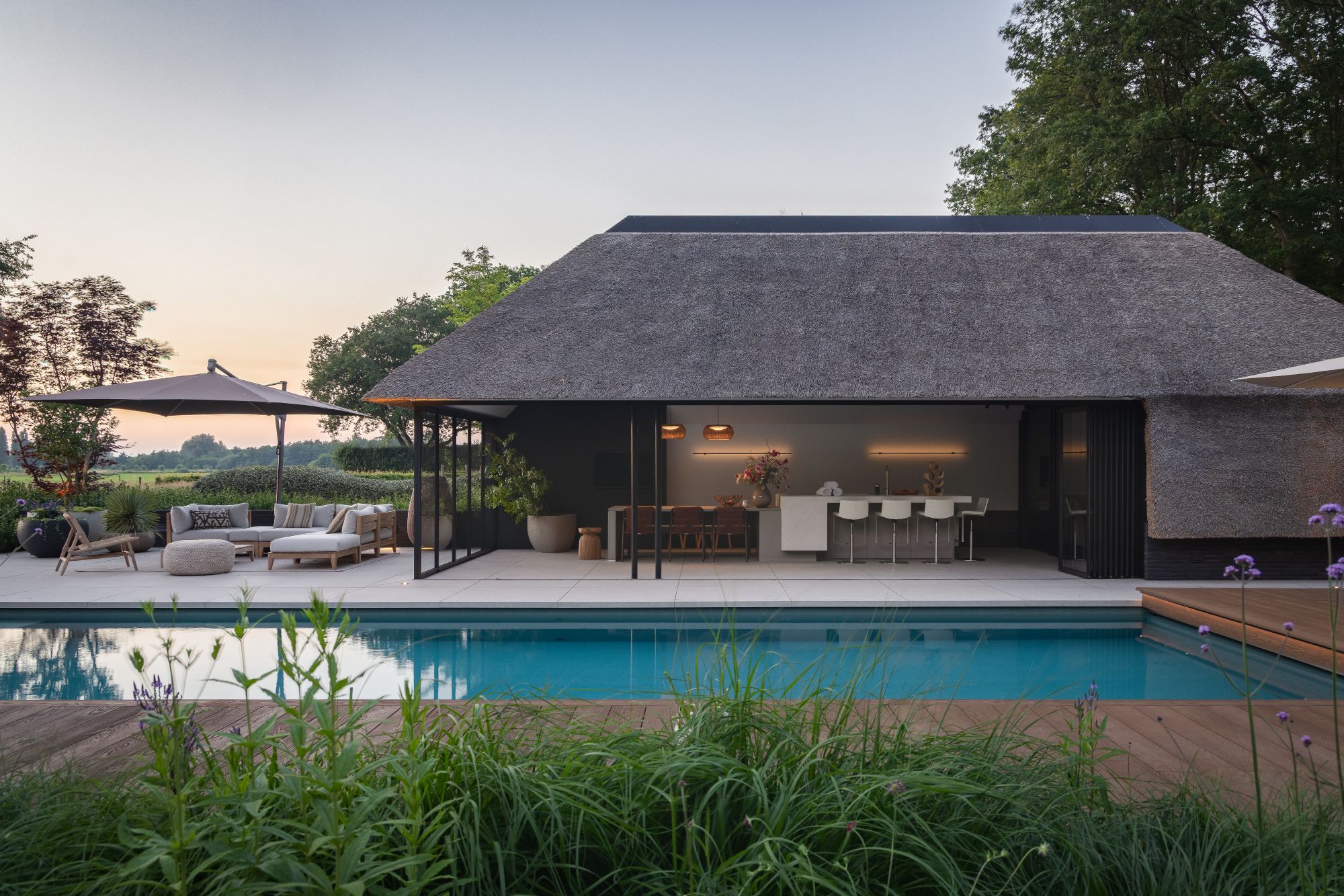 tuin met zwembad en poolhouse