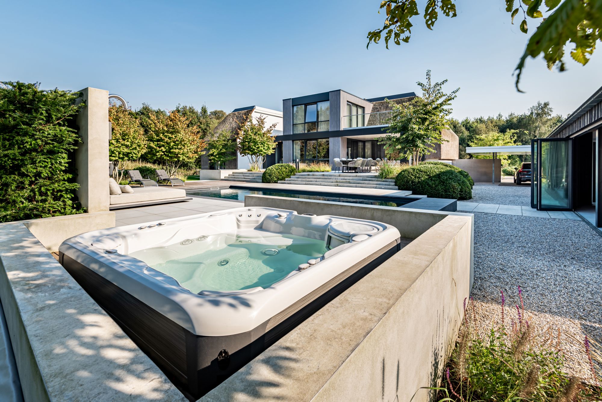 luxe jacuzzi