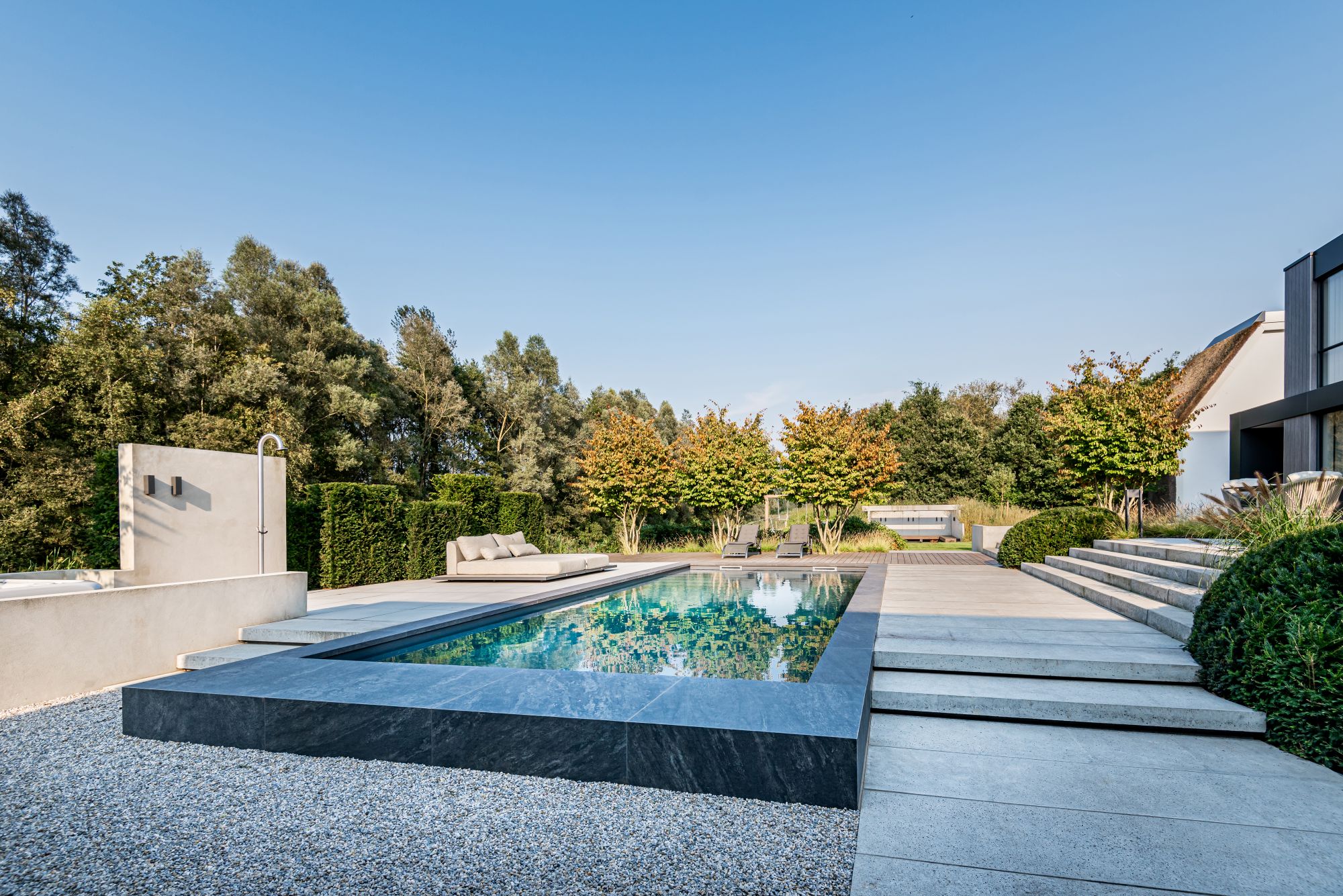 moderne tuin met zwembad