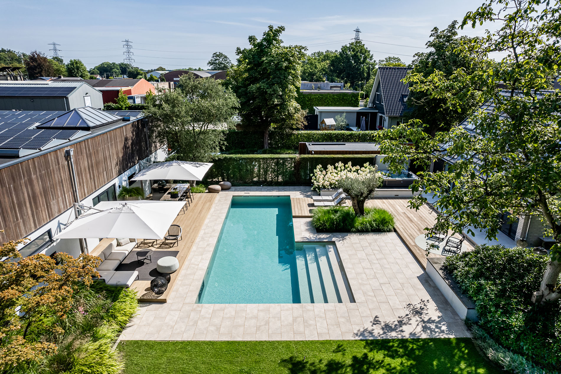 moderne tuin met zwembad