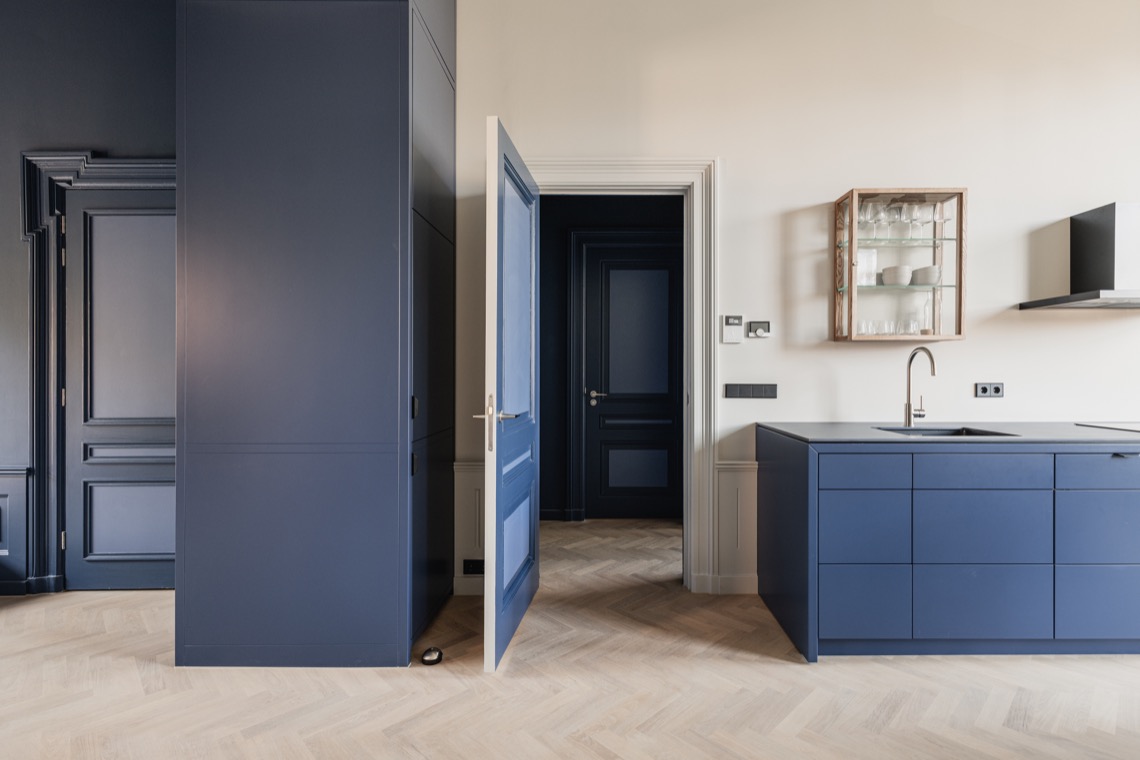 modern interieur met visgraat vloer