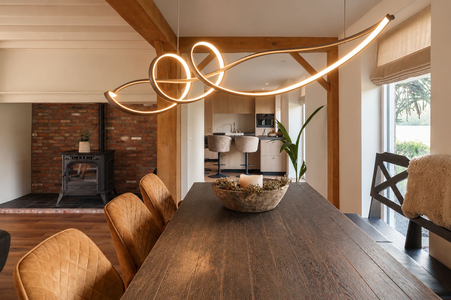 luxe eetkamer met keuken