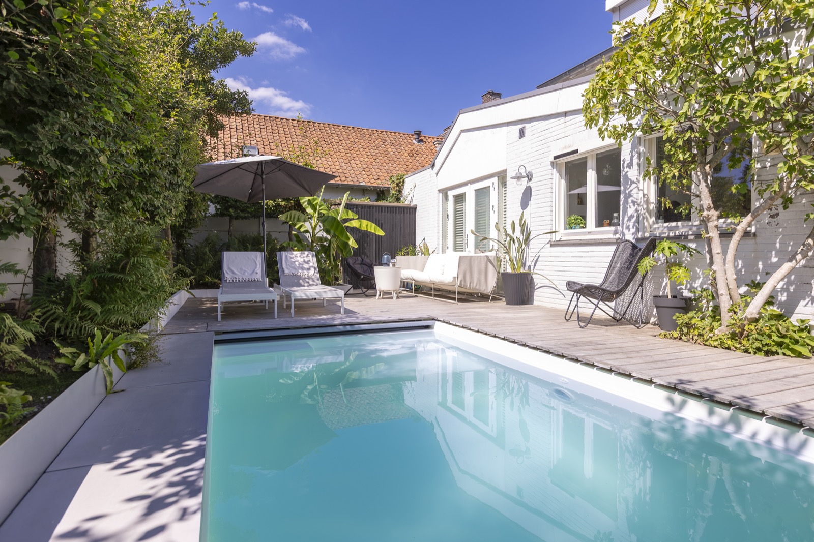 exclusieve tuin met zwembad