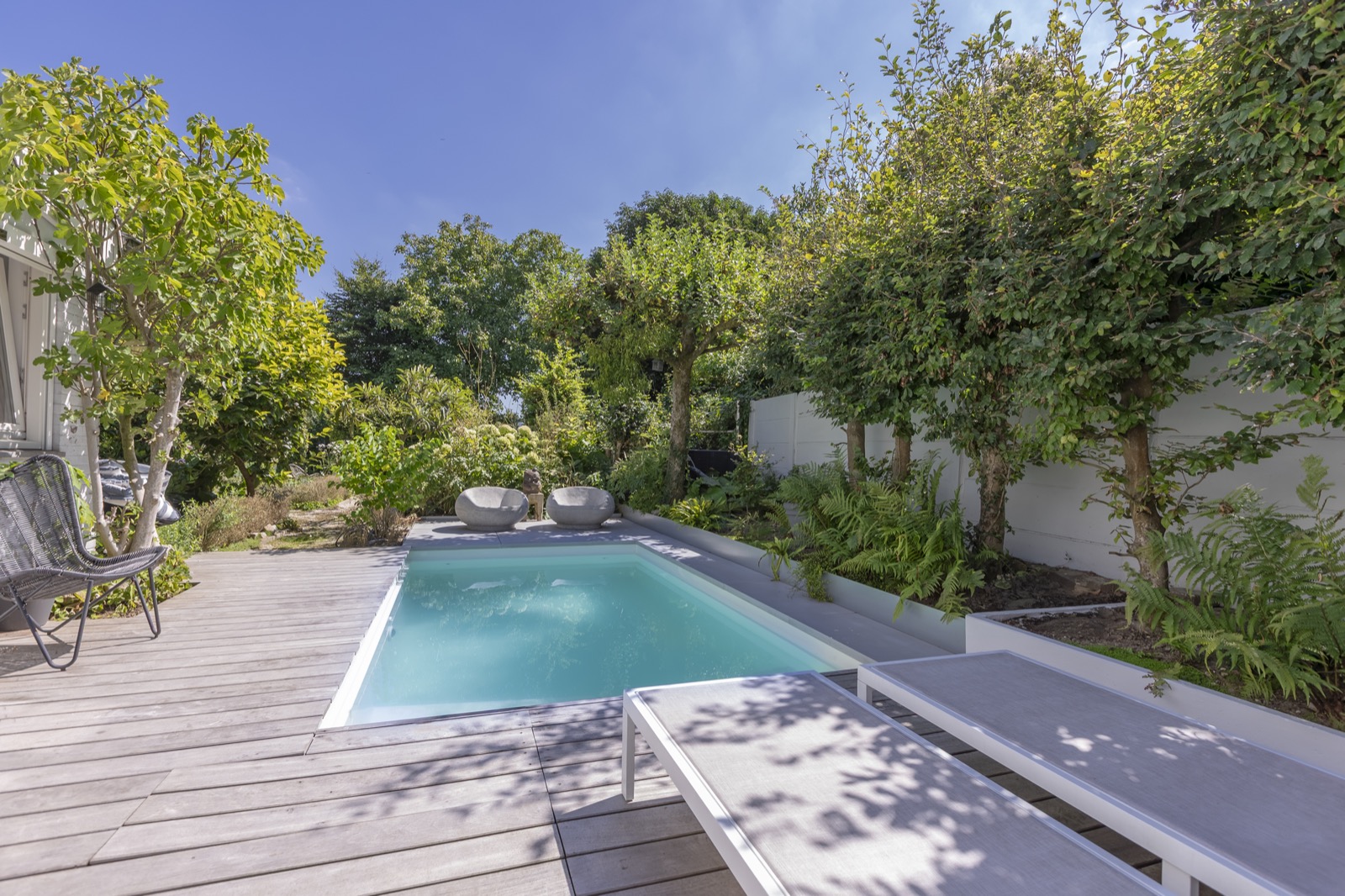 luxe tuin met buitenzwembad