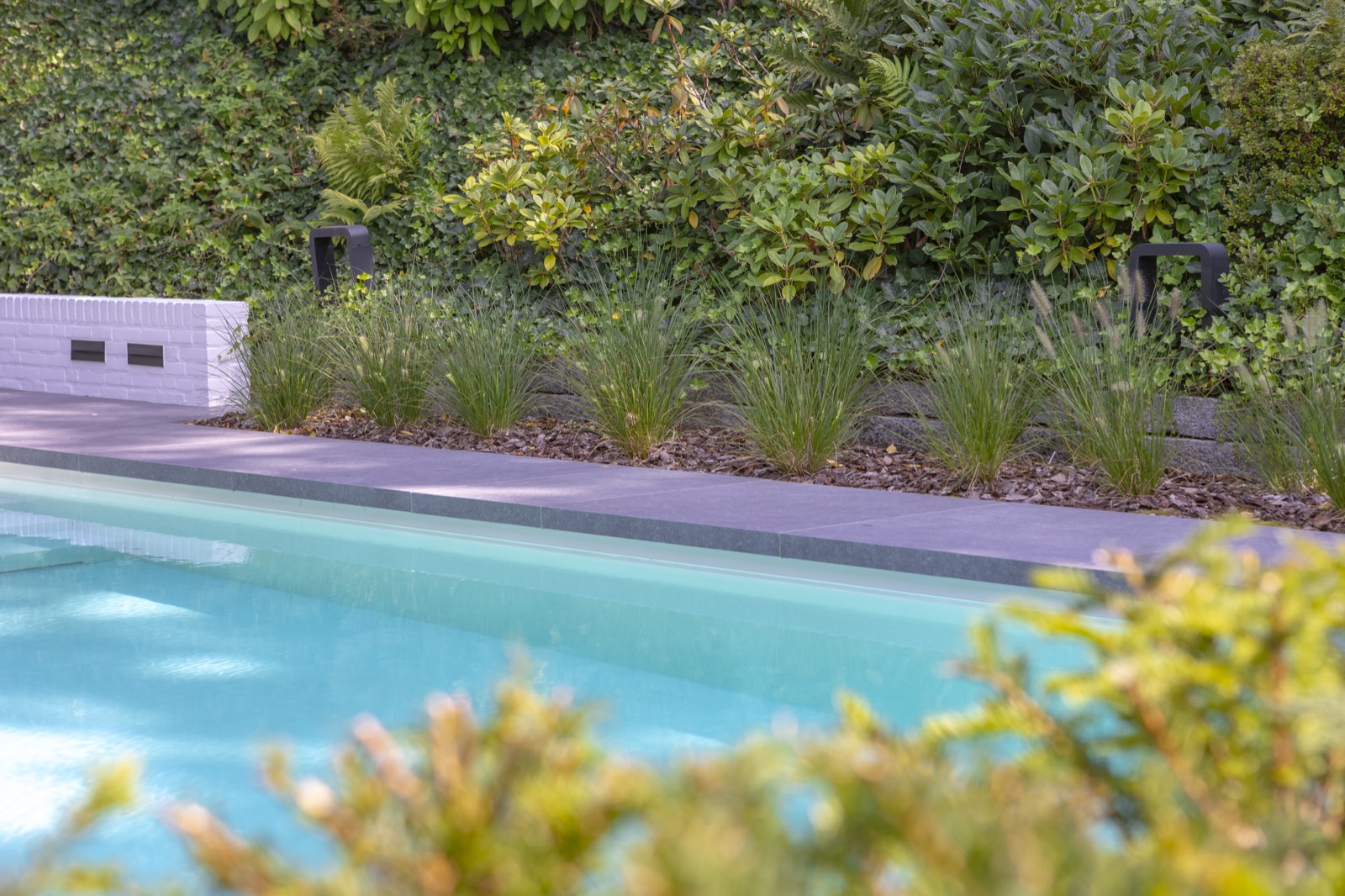 luxe tuin met buitenzwembad