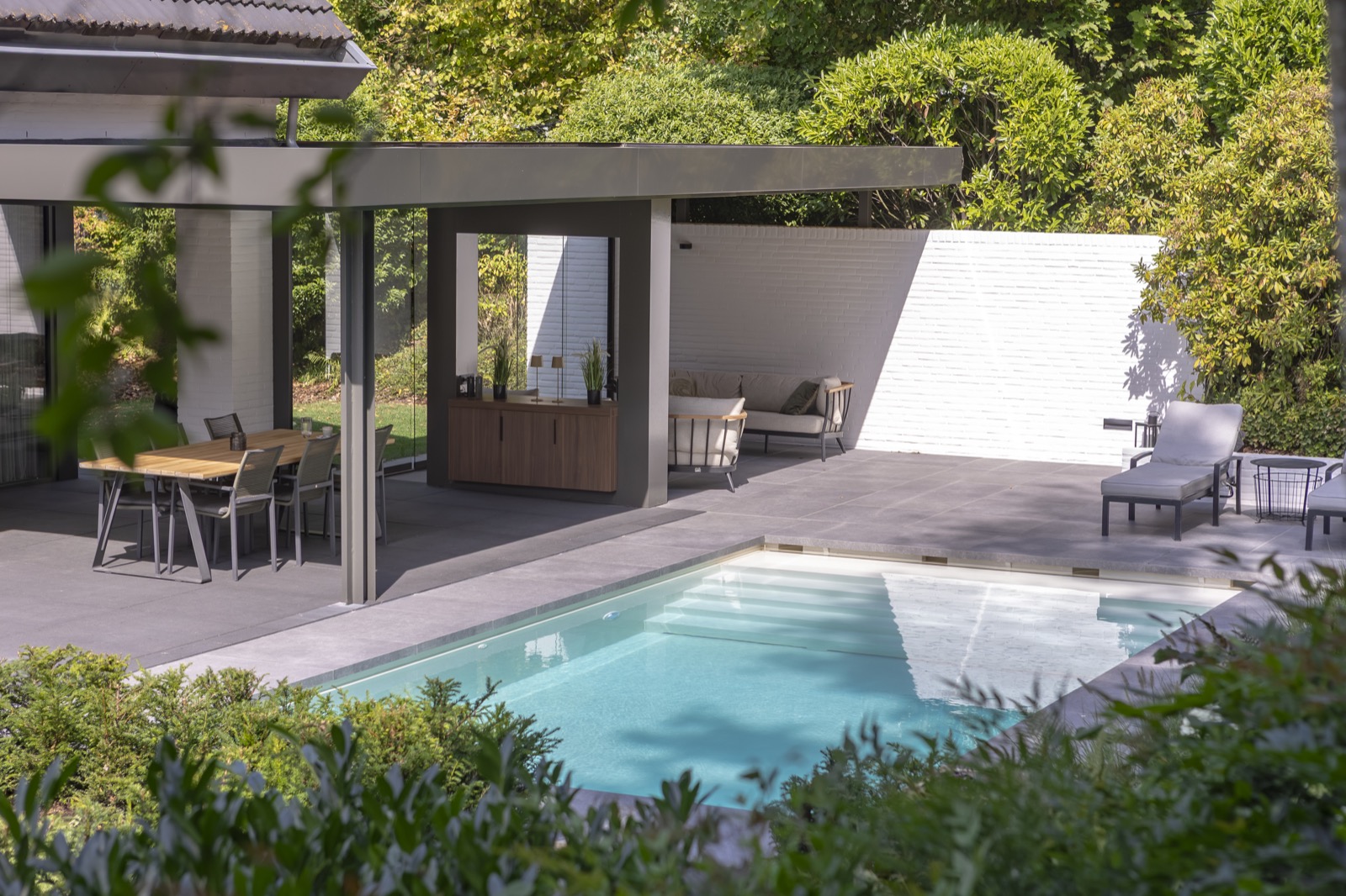 luxe tuin design met zwembad