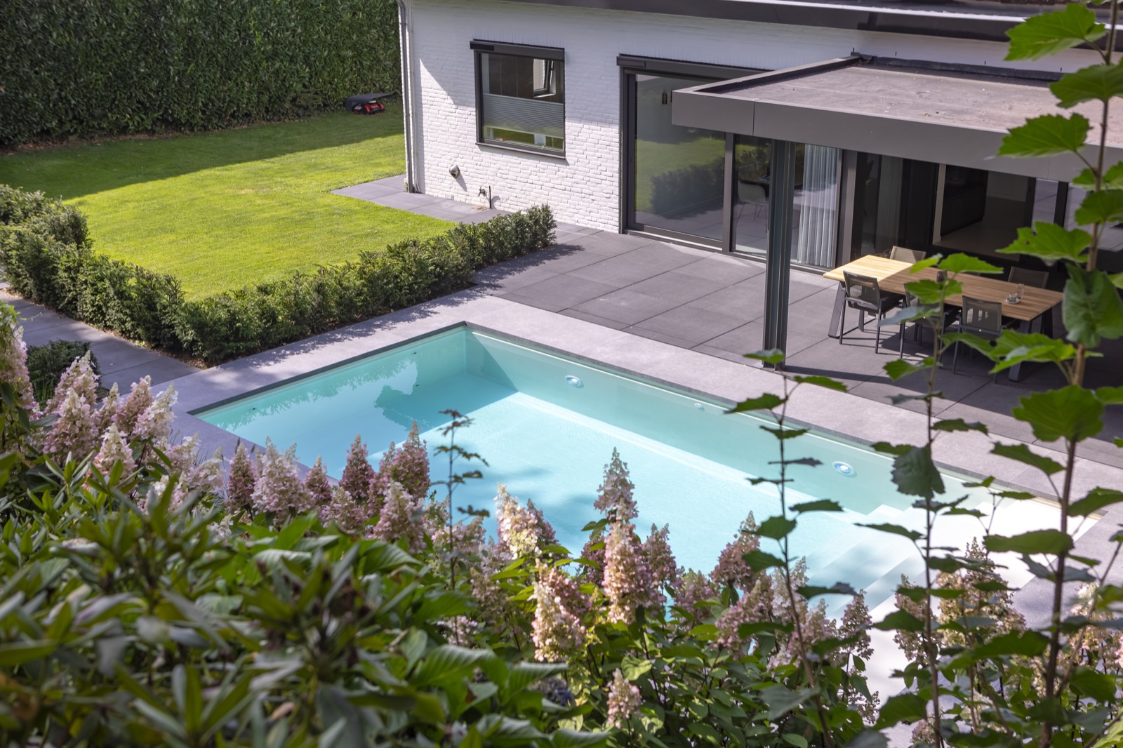 luxe zwembad in tuin