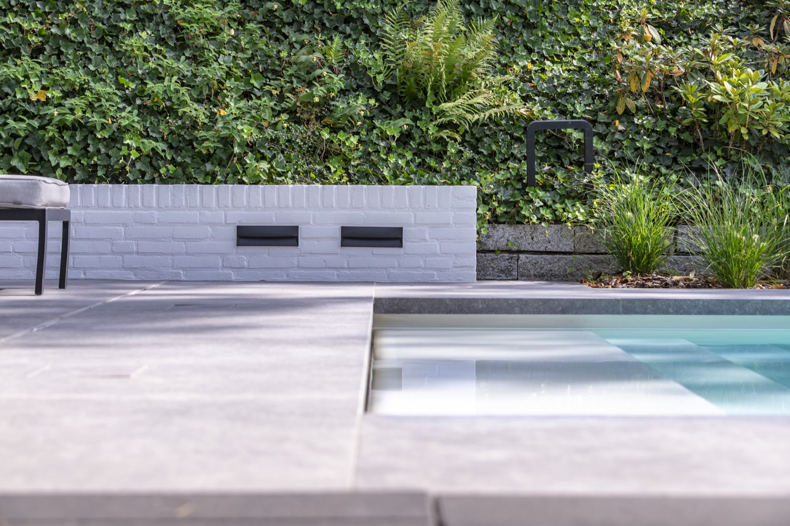 strakke tuin met zwembad