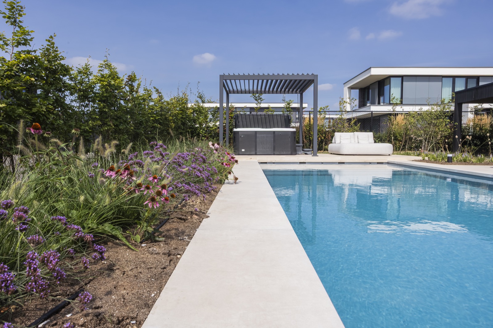 exclusieve tuin met zwembad