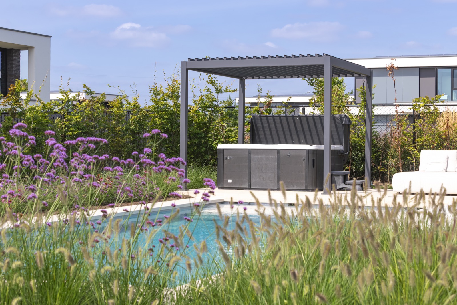 tuin met zwembad en jacuzzi