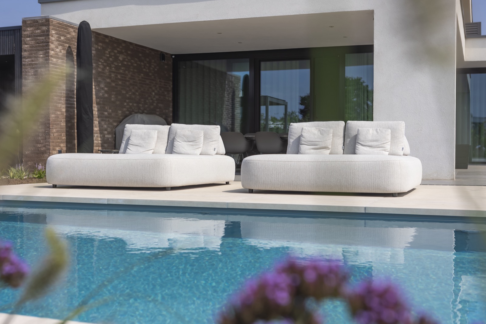 luxe loungestoelen bij zwembad