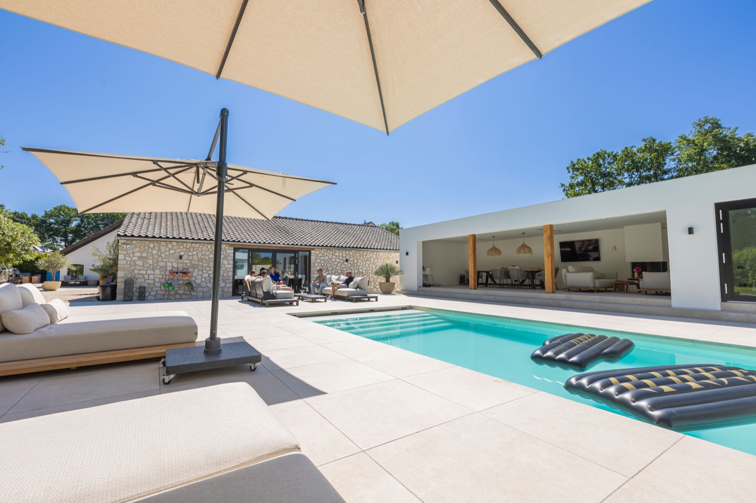 luxe tuin met zwembad en poolhouse