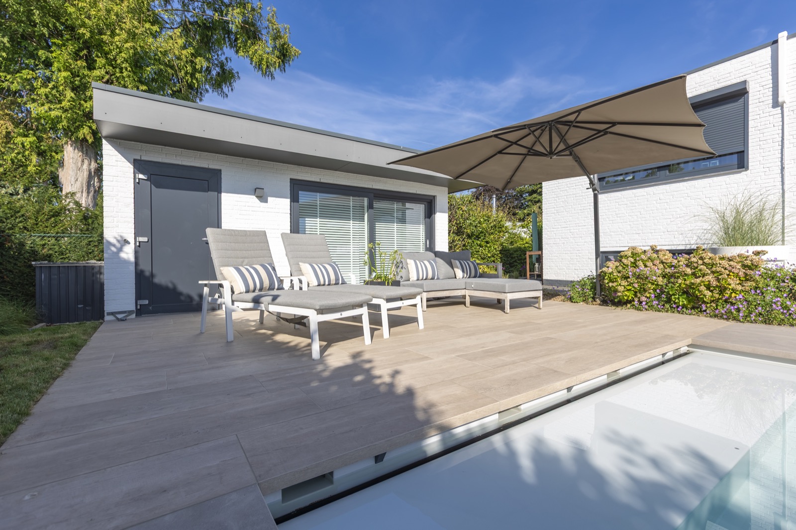 luxe tuin met poolhouse