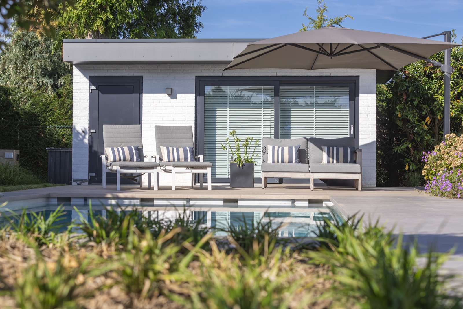 zwembad met poolhouse