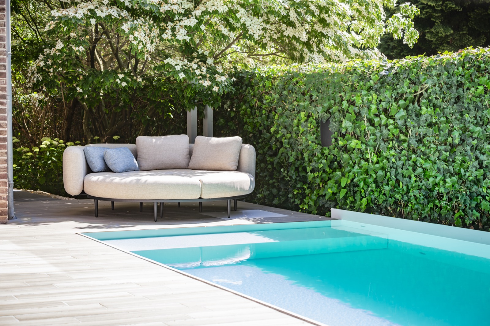 luxe zwembad met loungebank