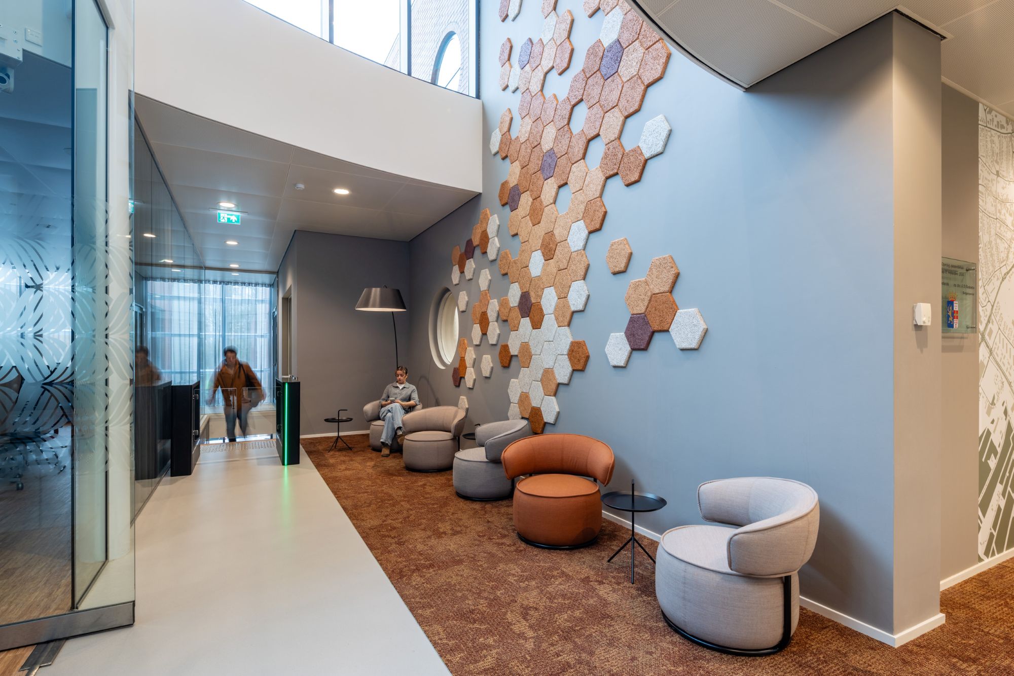 zithoek met wanddecoratie