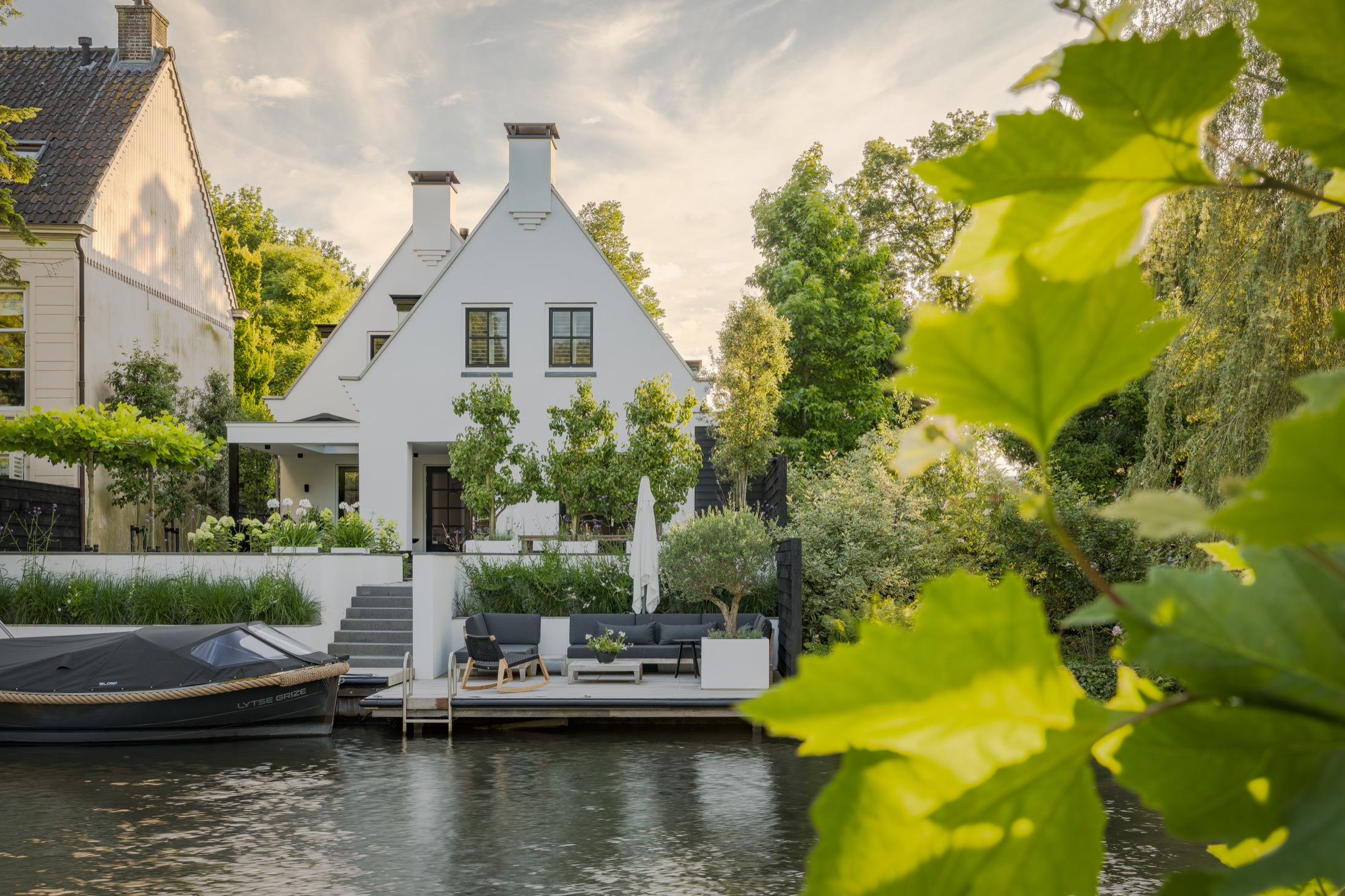 moderne tuin aan het water