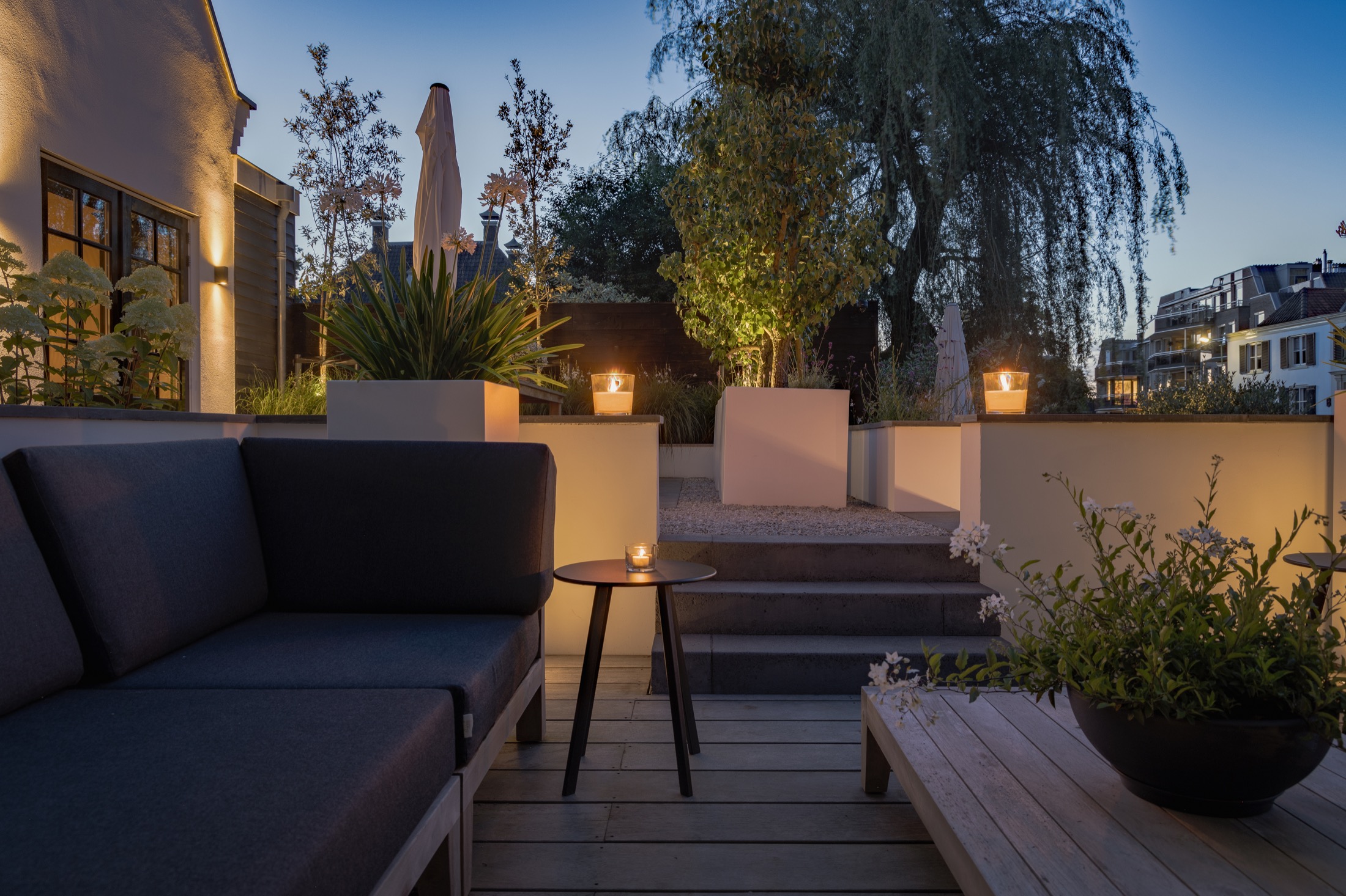 luxe tuin met buitenverlichting