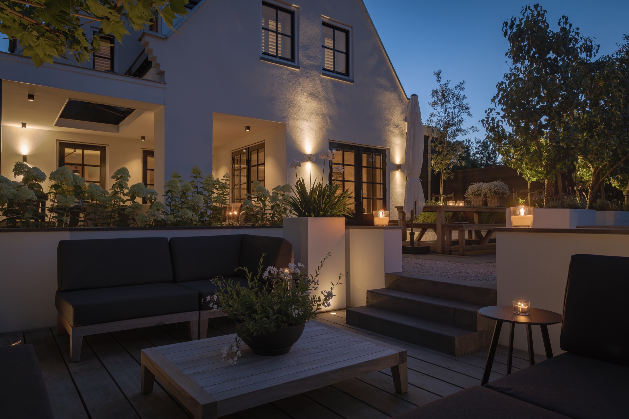 sfeervolle tuininrichting met verlichting